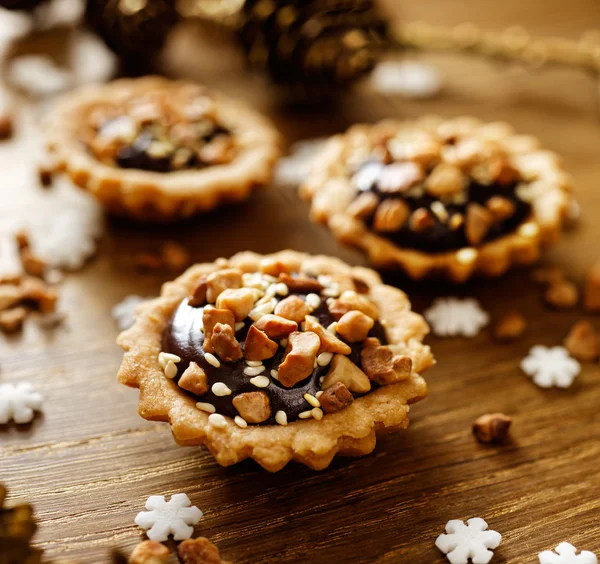 Çikolatalı fındık küçük tart. Bir Noel tatlı — Stok fotoğraf