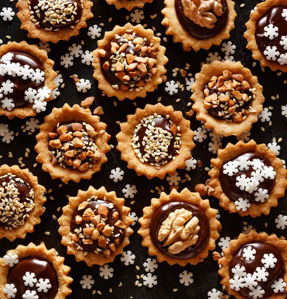 Noz de chocolate pequenas tortas. Uma deliciosa sobremesa de Natal — Fotografia de Stock