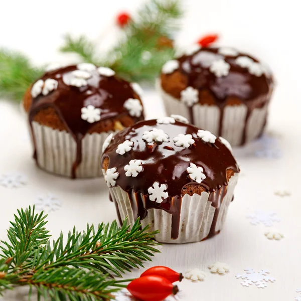 Muffins de chocolate de Navidad sobre un fondo blanco —  Fotos de Stock