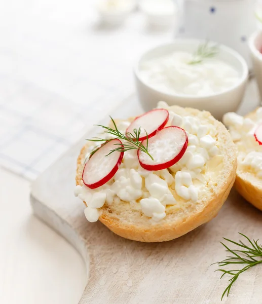 Sandwich con requesón con rábano fresco y eneldo en la pizarra blanca — Foto de Stock