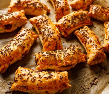 Pasties puf böreği ile lahana dolması ve Kimyon tohumu ile serpilir mantar ile