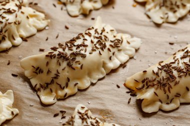 Puf böreği ile lahana dolması ve pişirme önce Kimyon tohumu ile serpilir Mantarlı Ham pasties