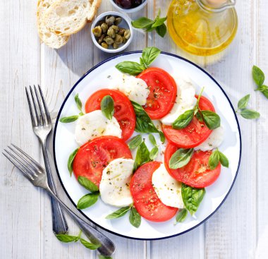 Beyaz tabakta Caprese salatası