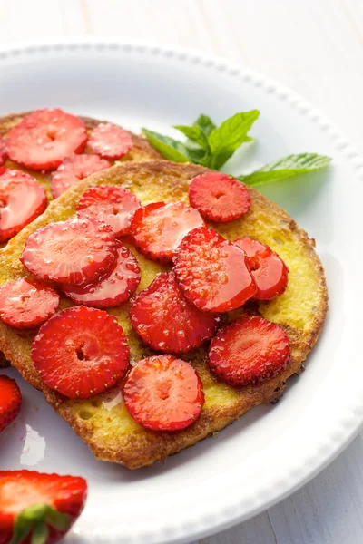 French toasts with fresh strawberries on white plate — Stock Photo, Image