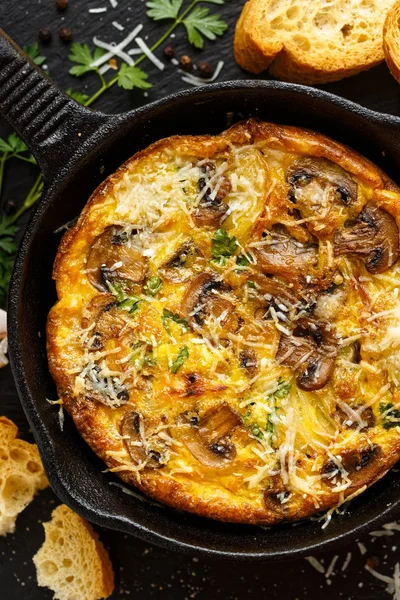 Frittata de cogumelos com queijo parmesão e salsa fresca em uma panela — Fotografia de Stock