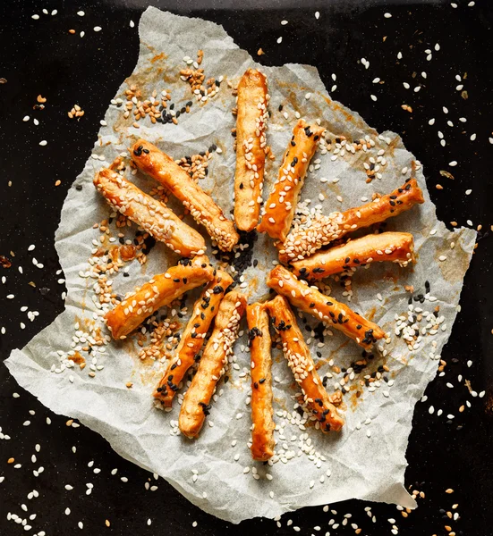 Crispy sticks of puff pastry with sesame seeds. Delicious appetizer — Stock Photo, Image