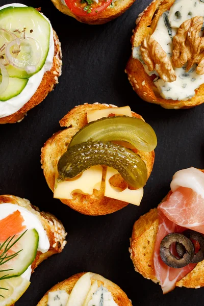 Crostini with cheese and picled gherkin — Stock Photo, Image