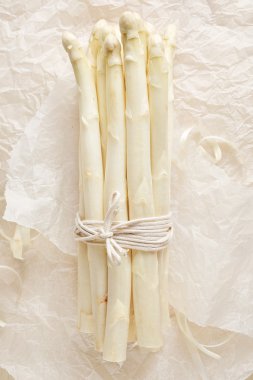 Bir avuç beyaz kuşkonmaz.