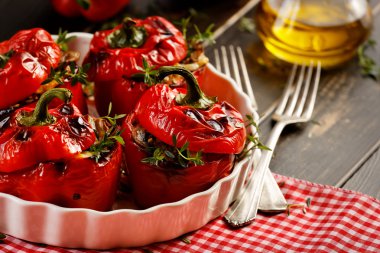 Pirinç ve mantar ile kavrulmuş biber dolması