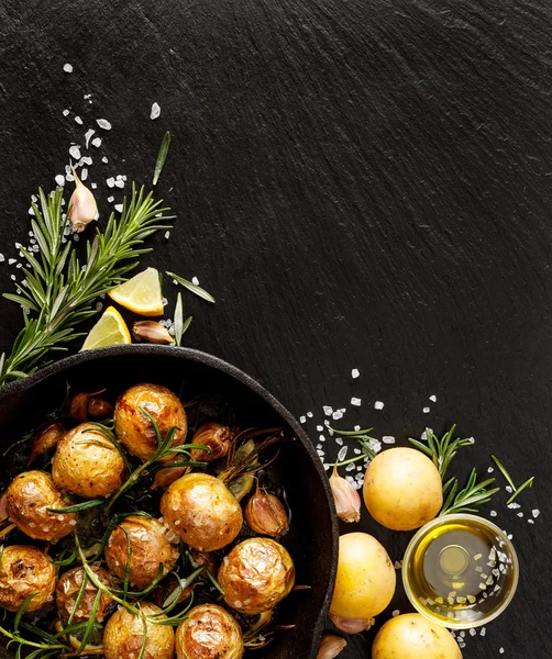 Kentang panggang dengan rosemary, bawang putih, lemon dan garam laut dengan latar belakang hitam — Stok Foto