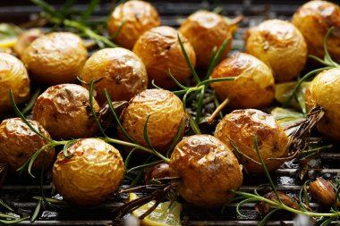 Biberiye, sarımsak, limon ve deniz ile kavrulmuş patates bir ızgara tava tuz