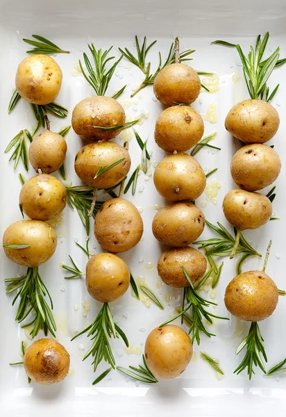 小土豆配迷迭香作为准备烤串 — 图库照片