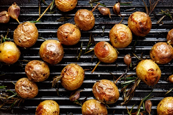 Gebakken baby aardappelen in de vorm spiesjes op grill pan — Stockfoto