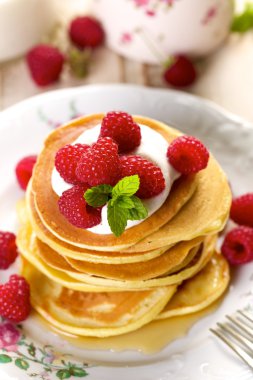 Taze Ahududu ve akçaağaç şurubu ile Pancakes