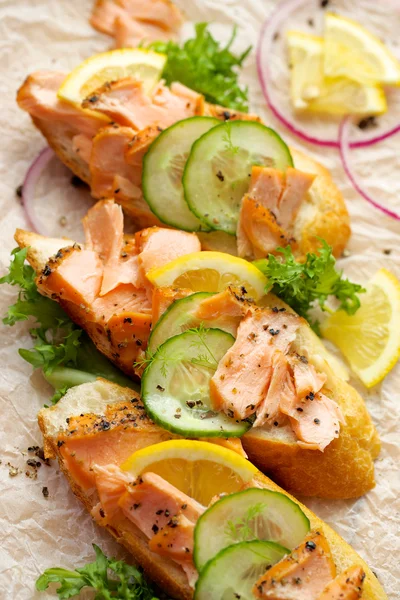 Sandwiches con salmón, pepino, limón y pimienta — Foto de Stock