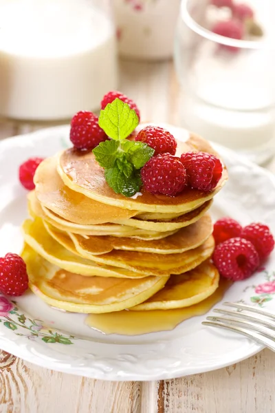 Panqueques con frambuesas frescas y jarabe de arce — Foto de Stock