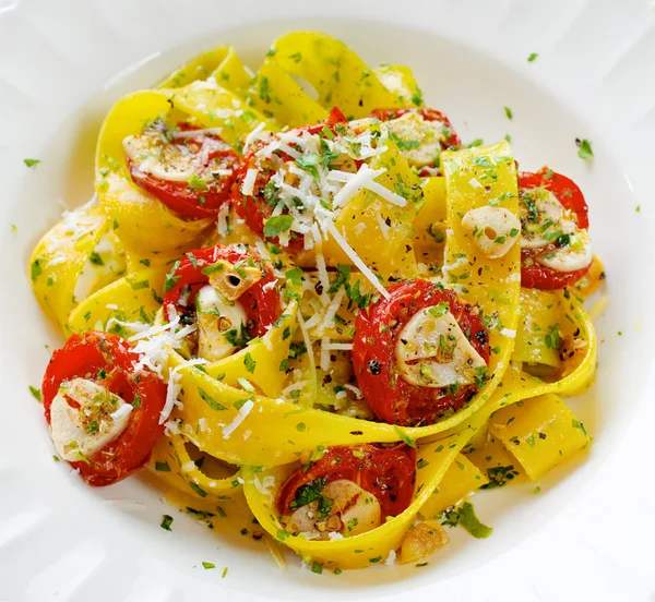 Pappardelle pasta with tomatoes and herbs — Stock Photo, Image