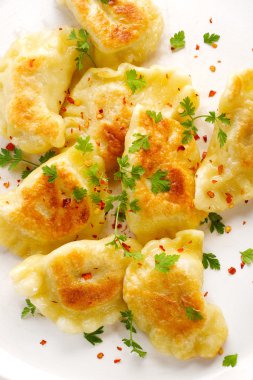 Beyaz tabakta kızarmış hamur köftesi.