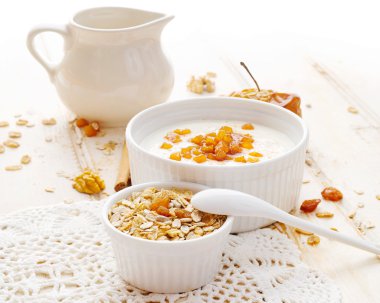 Kavrulmuş elma ve müsli ile lezzetli yoğurt