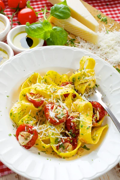 Pappardelle pasta with tomatoes and herbs — Stock Photo, Image