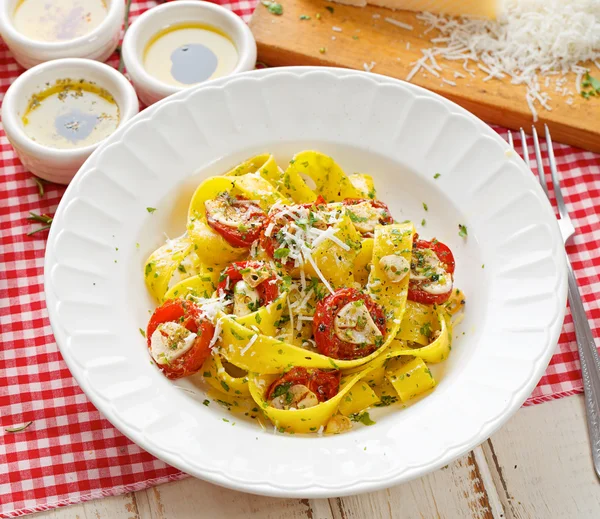 Pappardelle pasta with tomatoes and herbs — Stock Photo, Image
