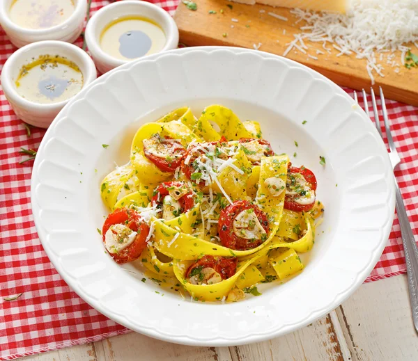 Pappardelle massas com tomates e ervas — Fotografia de Stock