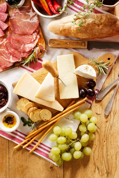 Vários tipos de queijos duros e carne curada — Fotografia de Stock
