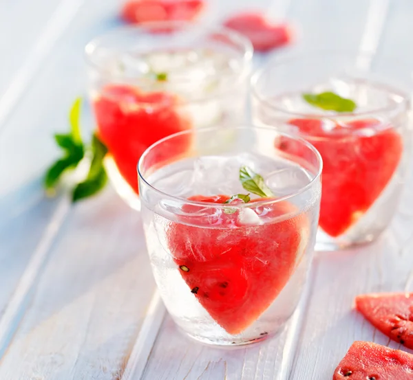 Agua refrescante con sabor a sandía y menta — Foto de Stock