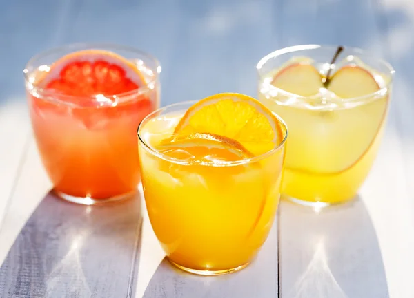 Свіжі соки апельсинів, яблук, грейпфрутів — стокове фото