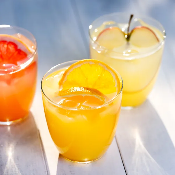 Свіжі соки апельсинів, яблук, грейпфрутів — стокове фото