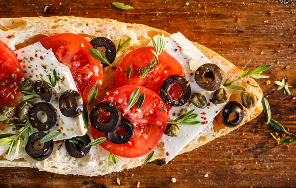 Sandwich met verschillende ingrediënten — Stockfoto