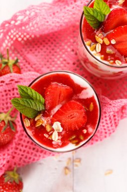 Çilekli yoğurt tatlısı