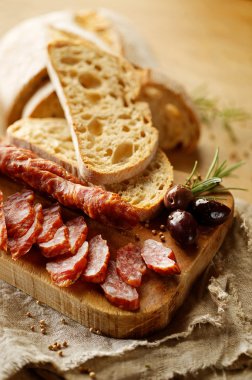 Kurutulmuş sosis ve ülke ekmek