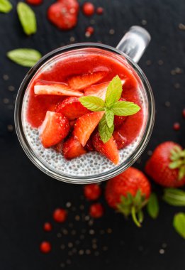 çilek chia tohum puding