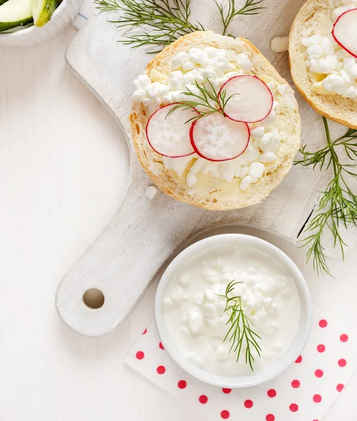 Сендвіч з сиром зі свіжою редькою та кропом на білій дошці — стокове фото