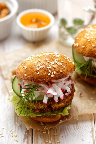 Falafel Hamburger op een rustieke houten tafel — Stockfoto