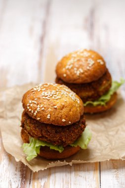 Ahşap rustik masa falafel burger