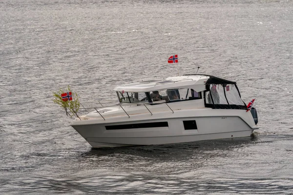 Ulsteinvik Noruega 2020 Maio Barco Branco Pronto Para Celebração Dia — Fotografia de Stock