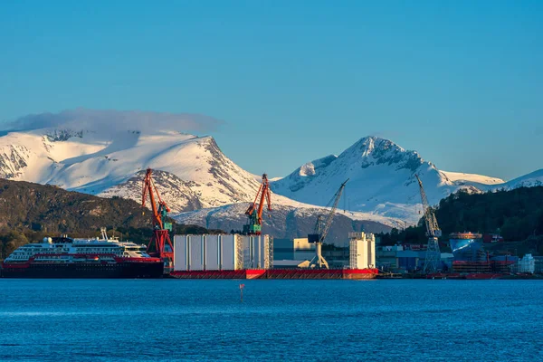 Ulsteinvik Norvégia 2020 Május Sarkvidéki Felfedezni Sétahajó Hajógyár Fehér Havas — Stock Fotó