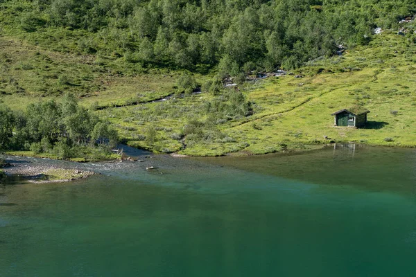 Flo Norway 2020年8月10日 緑の湖の端にある小さなコテージ — ストック写真