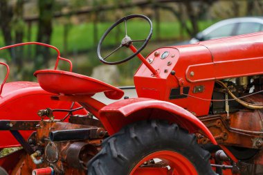 BİRKJEDAL, NORWAY - 2020 EYLÜL 07. Kırmızı vintage traktörü kapat.