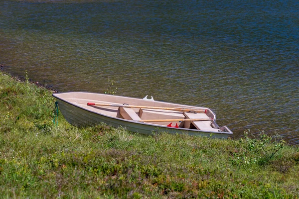 Flo Noorwegen 2020 August Een Witte Boot Het Gras — Stockfoto