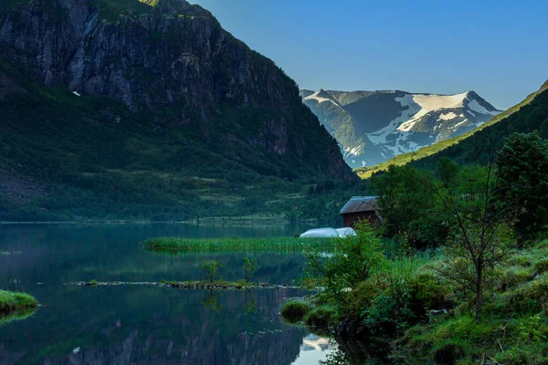 Flo Norwegen 2020 August Morgensonne Auf Dem Gipfel Des Berges — Stockfoto