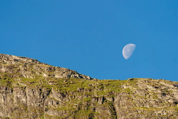 Flo Νορβηγία 2020 Αυγουστοσ Νωρίς Πρωί Φεγγάρι Πάνω Από Βουνό — Φωτογραφία Αρχείου
