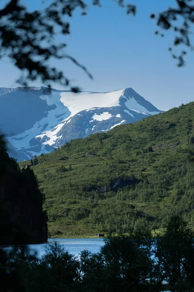 Flo Norwegia 2020 Sierpnia Duże Góry Śniegiem Domkiem Tyle — Zdjęcie stockowe