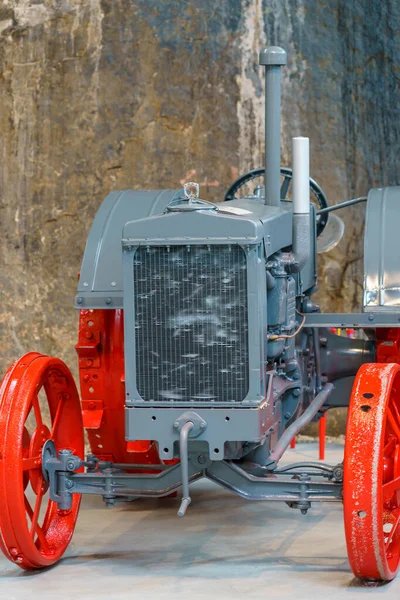 Byrkjedal Norsko 2020 Září07 Starý Šedý Vinobraní Traktor Červenými Ocelovými — Stock fotografie