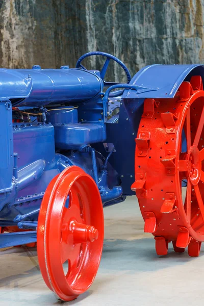 Byrkjedal Norsko 2020 Září07 Starý Modrý Vinobraní Traktor Červenými Ocelovými — Stock fotografie