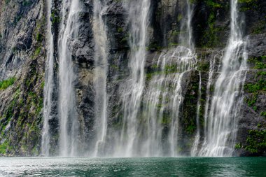 GEIRRANGER, NORway - 2020 HAZİRAN 21. Ünlü Yedi Kız Kardeş Şelalesi Geiranger Fjord 'da.