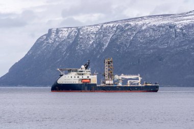 Hareid, Norway - 2020 Mart 15. Norveç fiyortunda Ada İnşaatçısı.
