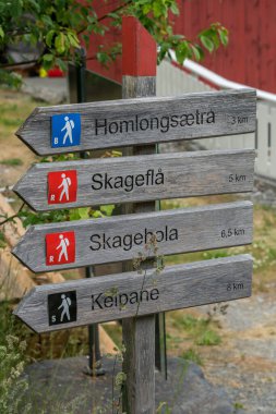 GEIRRANGER, NORway - 2020 HAZİRAN 21. Geiranger 'de Skagefla' ya yürüyüş işareti..